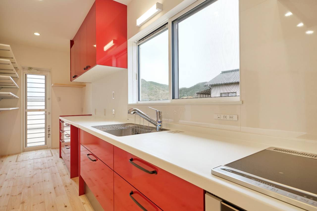 ぱっと顔を上げると生まれ育った景色が目に飛び込んでくるキッチン