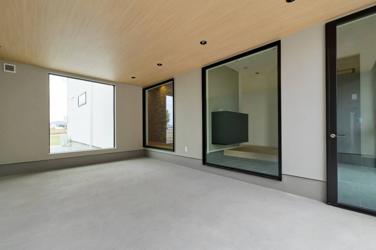 ガレージは玄関やリビングから愛車を眺めることができるように大きなガラスで