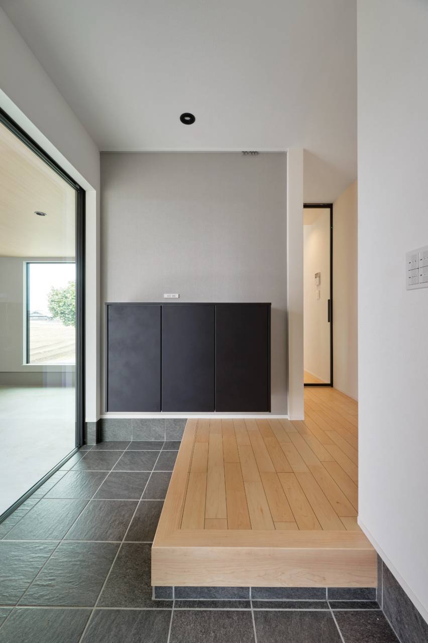 ご夫婦の大切な絵が映えるようにスッキリまとめた玄関ホール