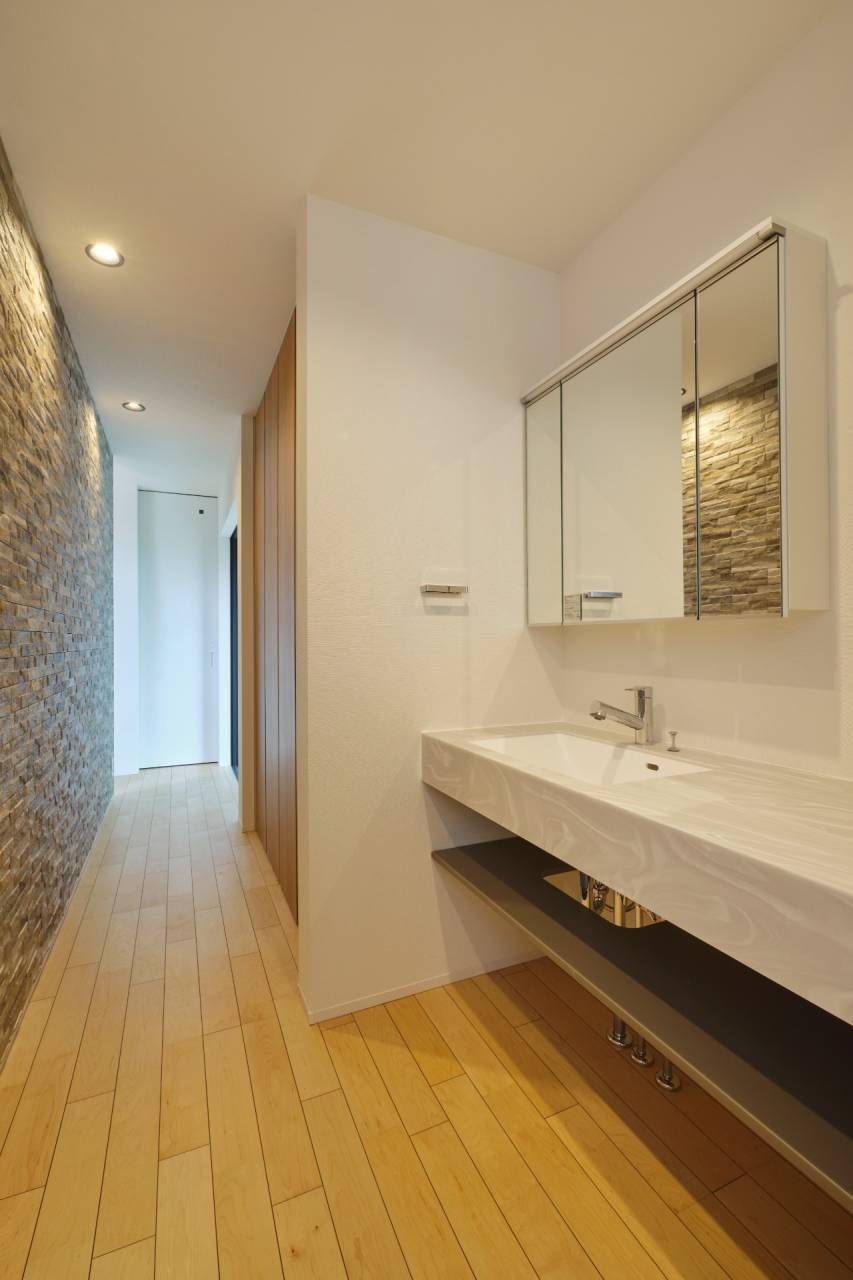 タイル貼りの壁で何気ない廊下もおしゃれに