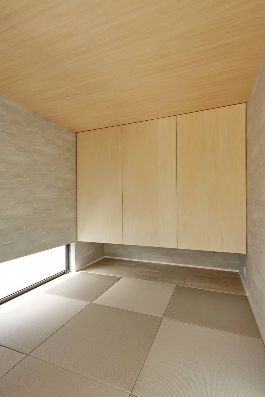 シナ合板で作った収納扉で和モダンな雰囲気に