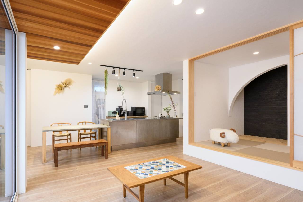 家族の気配を感じられるLDKが真ん中の間取り