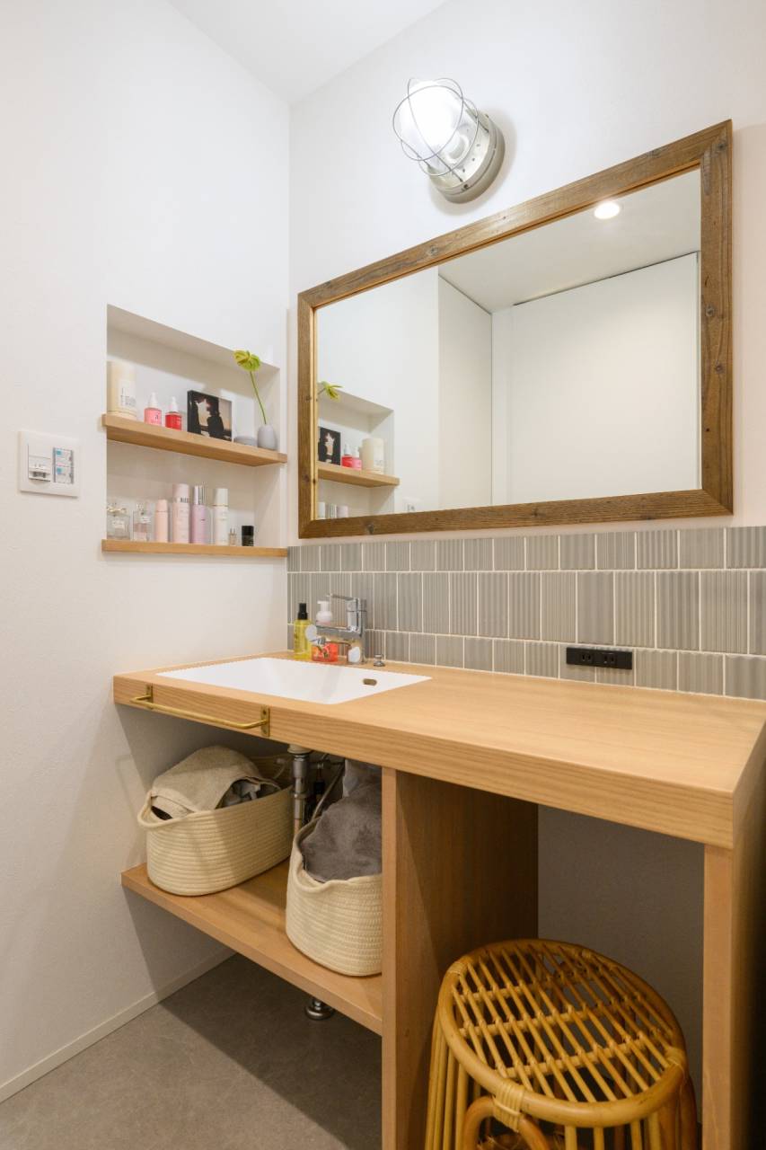 真鍮でさりげない統一感をもたせた洗面化粧台