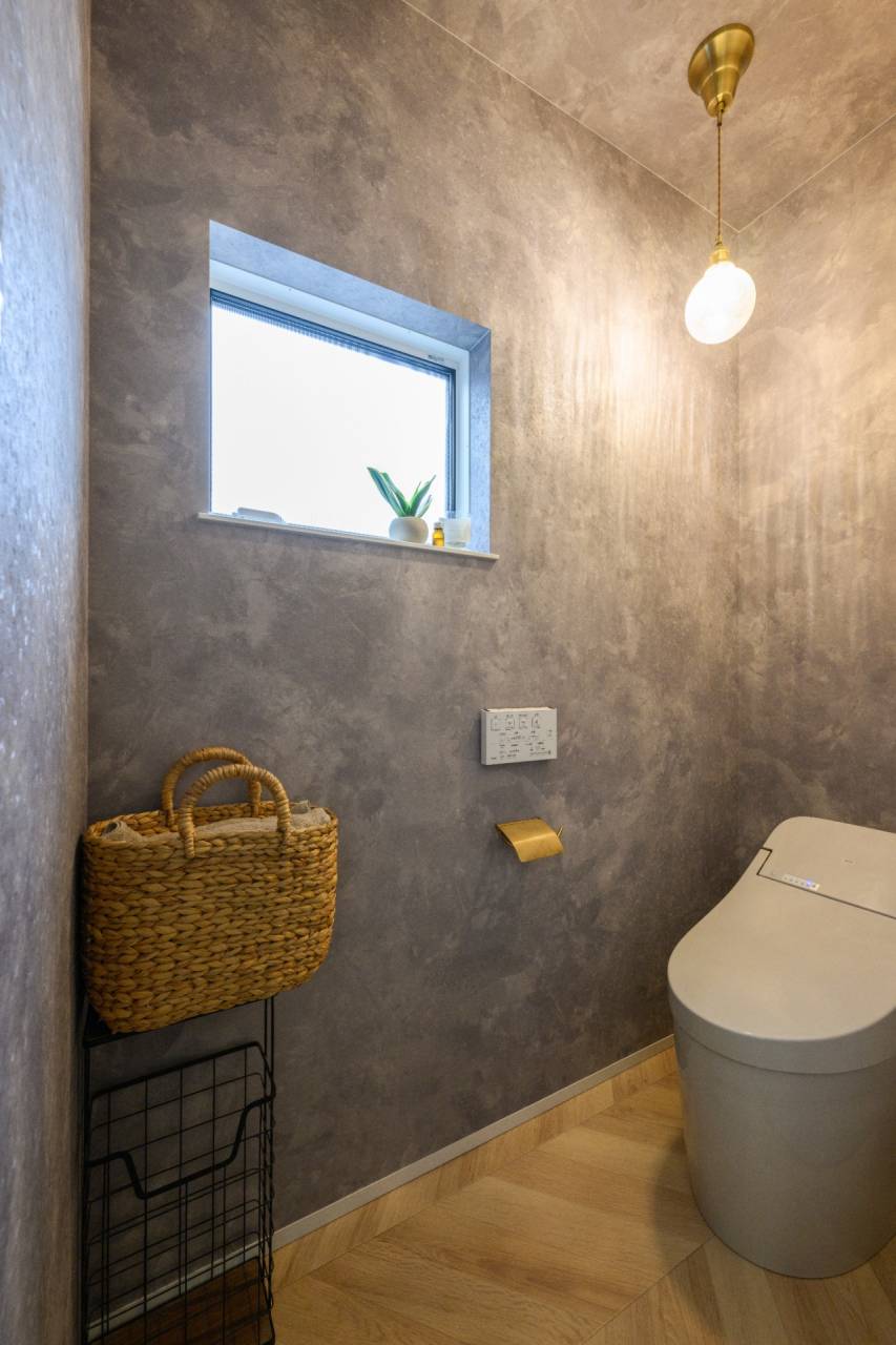 真鍮・グレーの壁紙・デザインガラスの照明でぐっとおしゃれな空間に