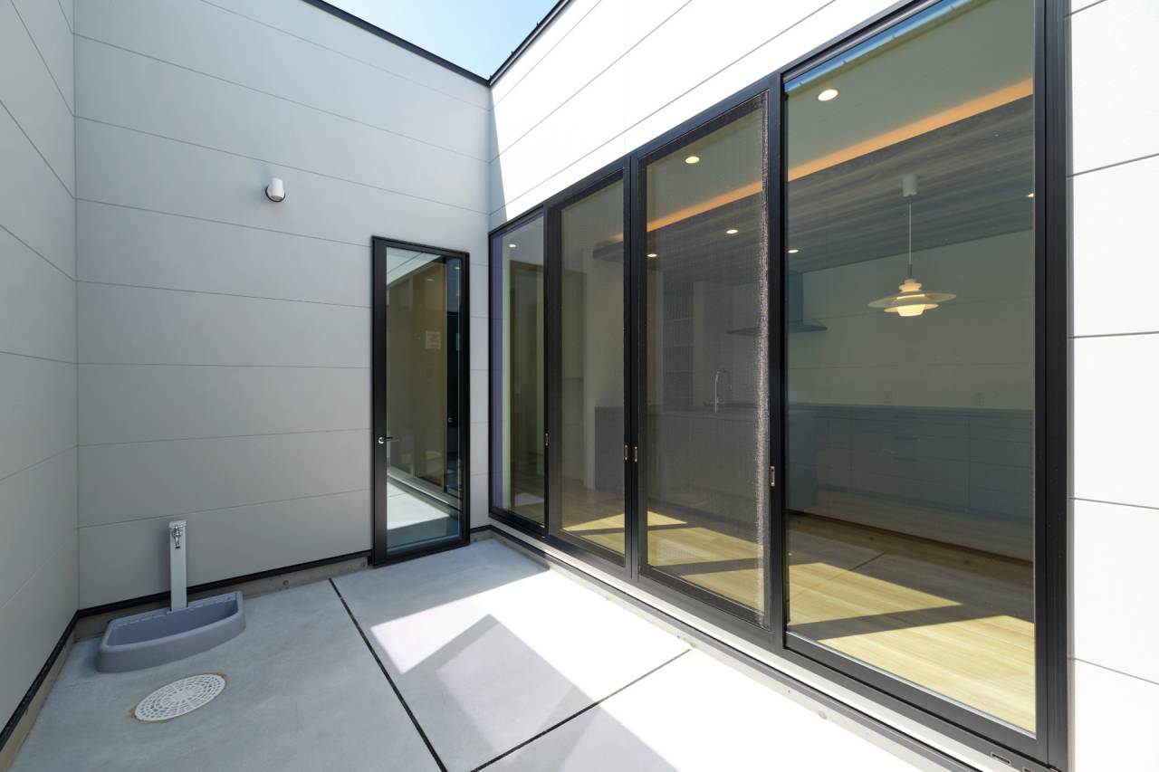 光と風が通り抜け、室内外をゆるやかにつなぐ中庭