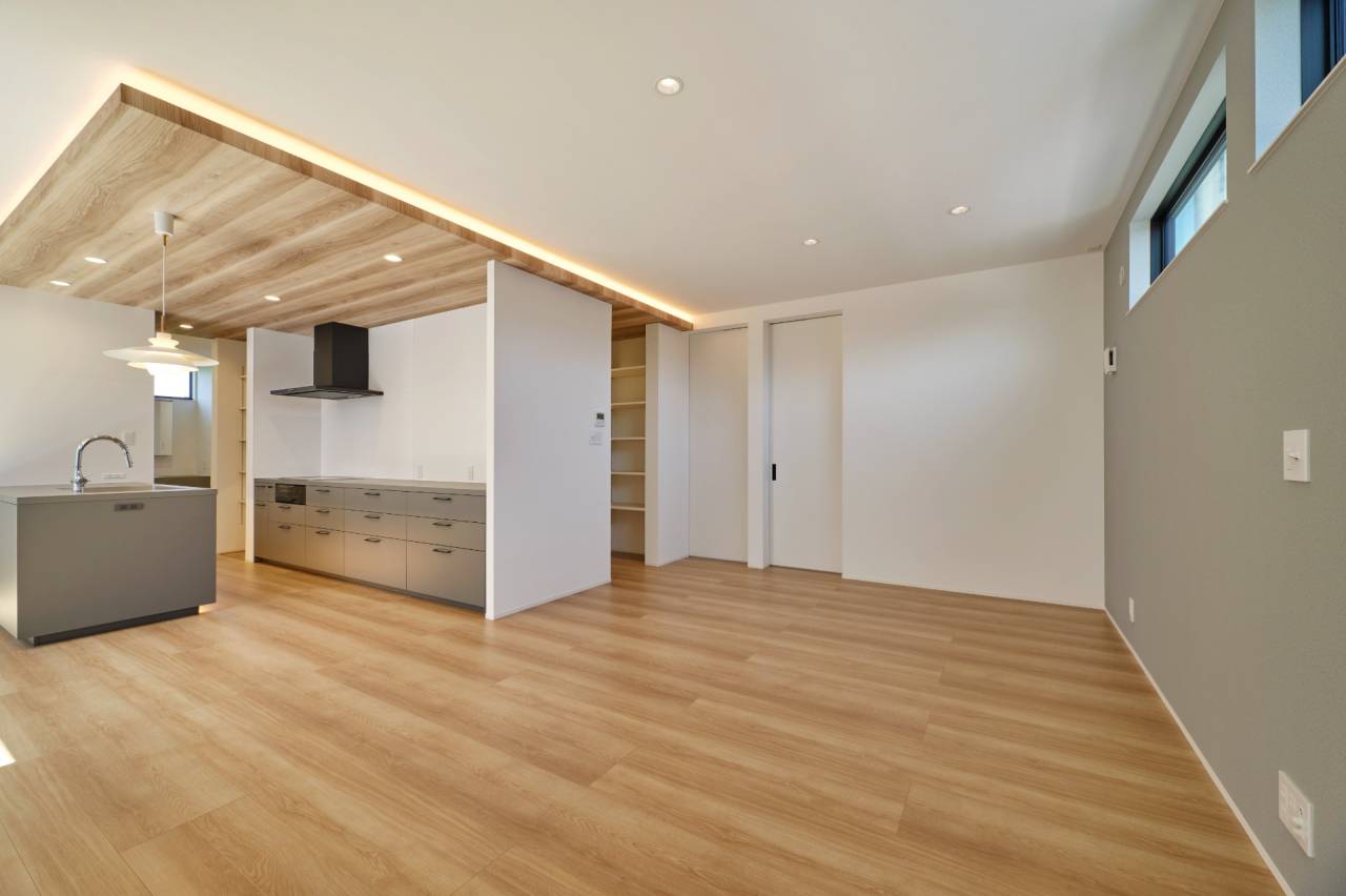 料理中も会話が弾む、キッチンと隣接したゆとりあるリビングダイニング