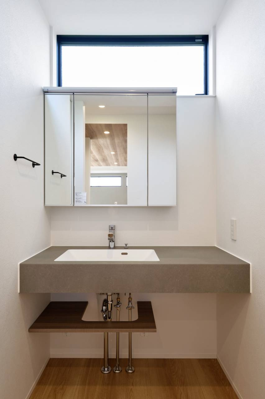 洗面用品をたっぷりと並べられる、広々とした洗面所