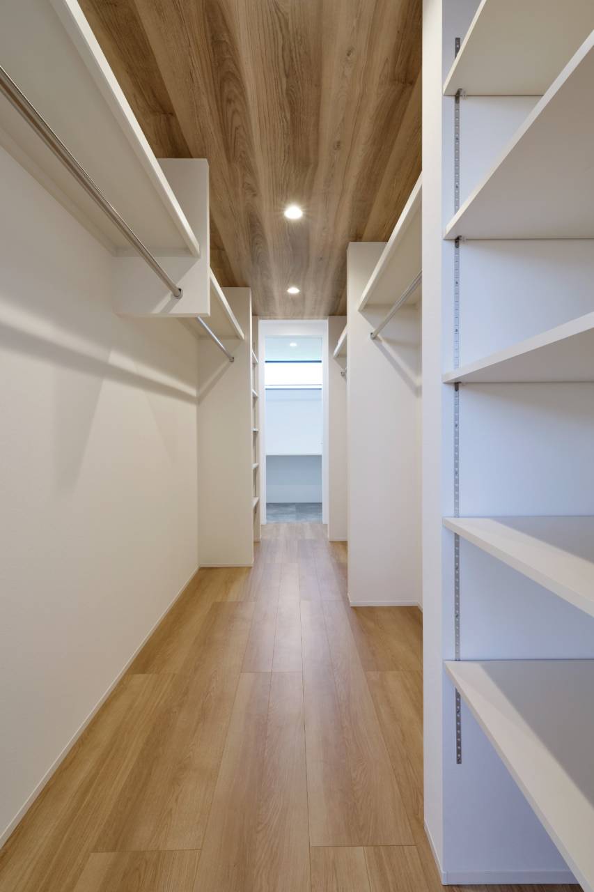 ライフスタイルの変化に合わせて棚の高さを調整できる大容量クローゼット