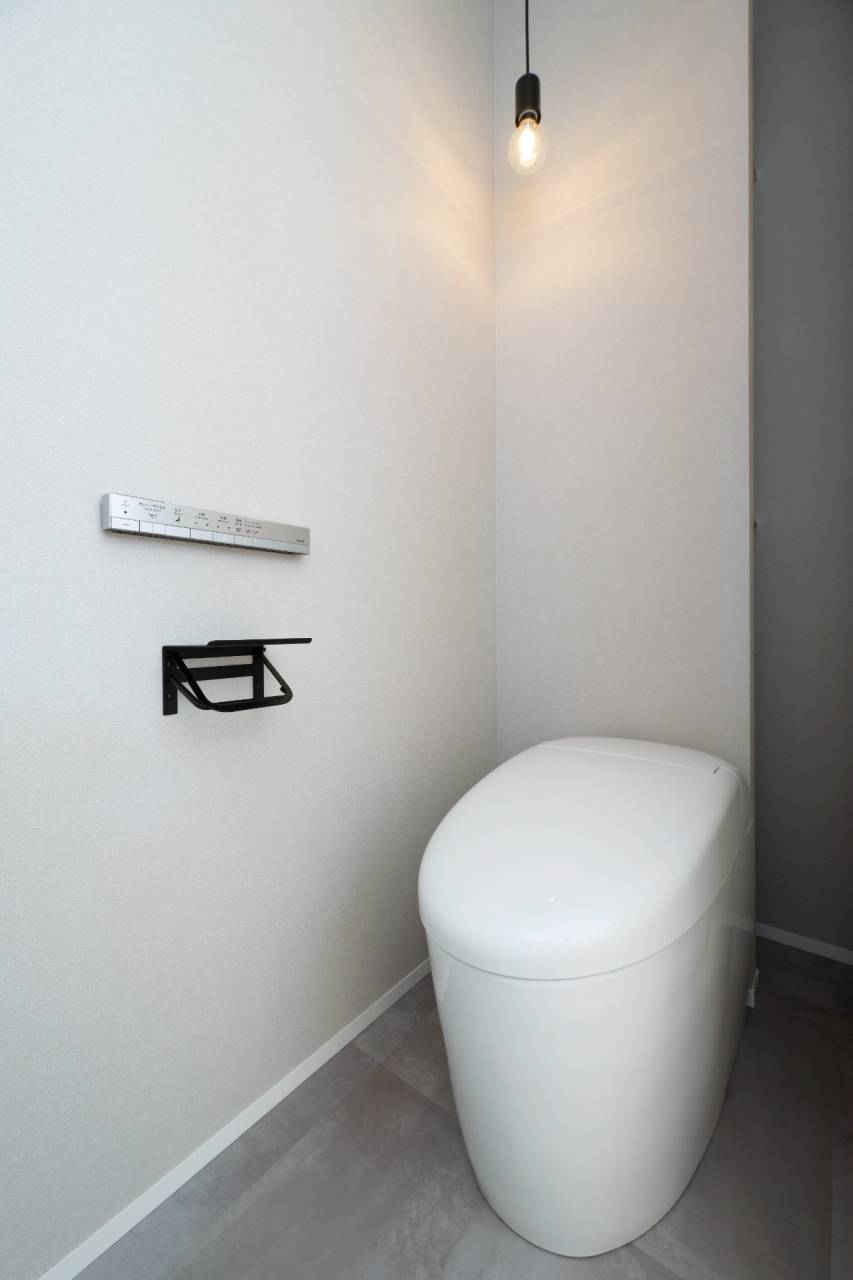 モノトーンでそろえた、シックなトイレ