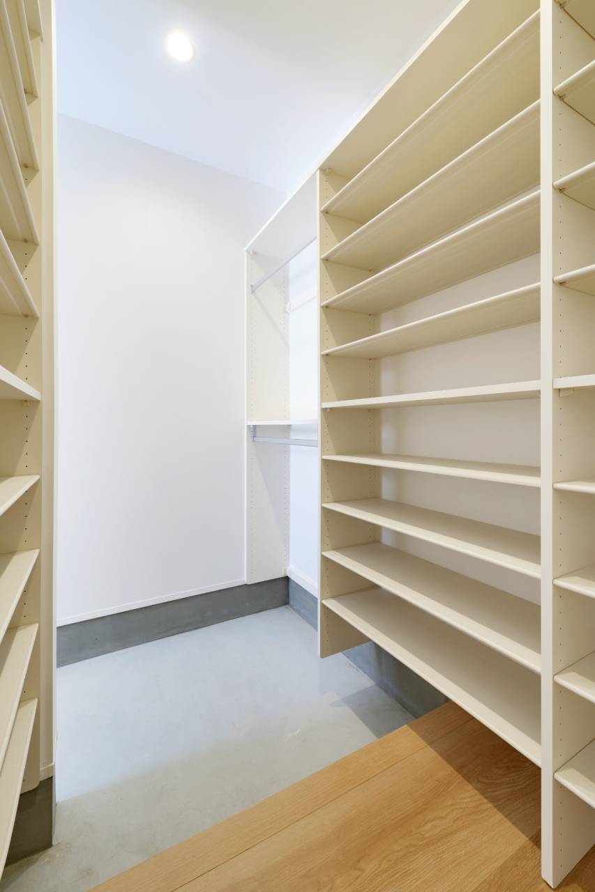 可動棚でスペースを無駄なく使えてスッキリ片付くシューズクローク